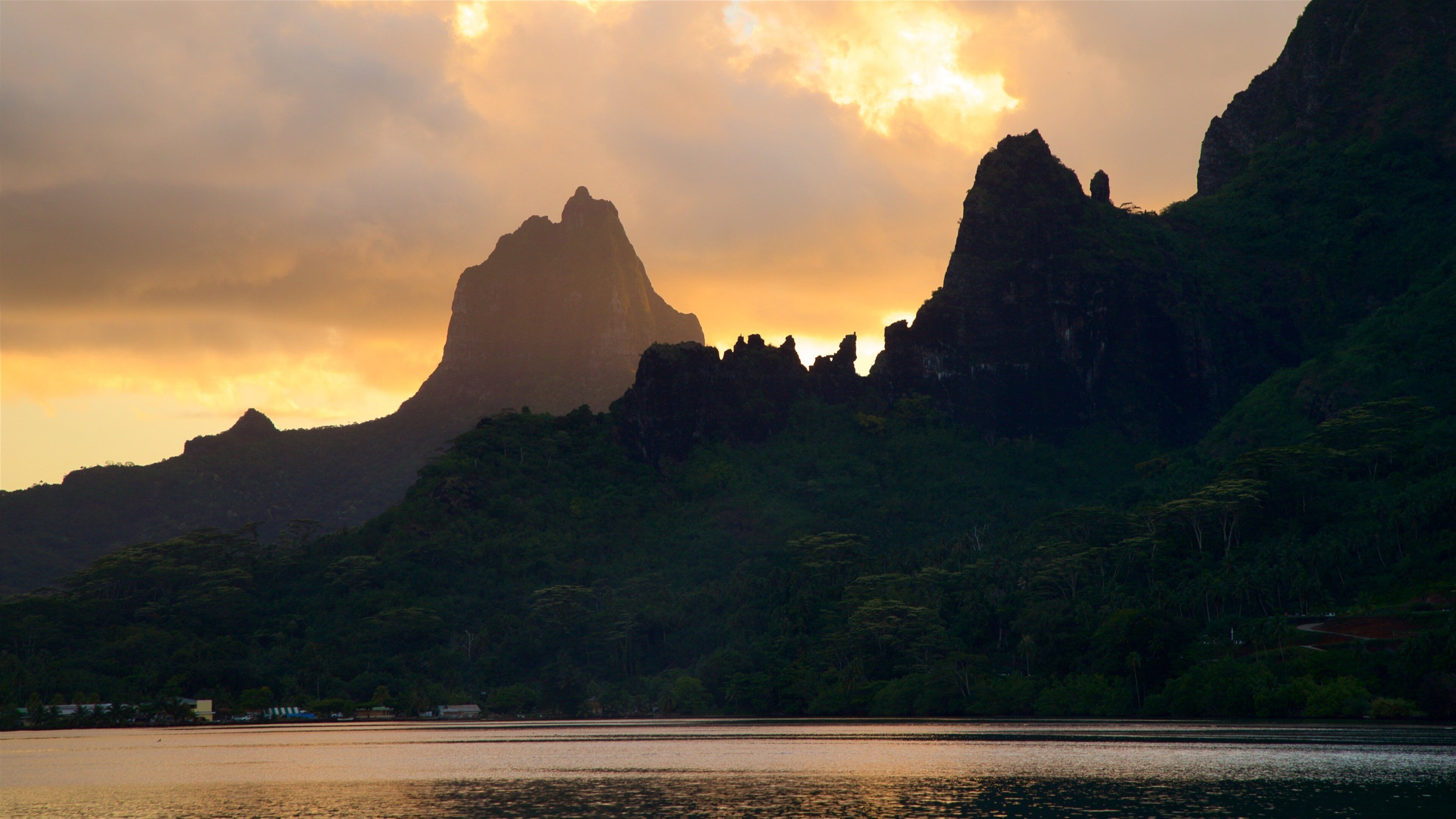 Moorea que incluye un atardecer y montañas