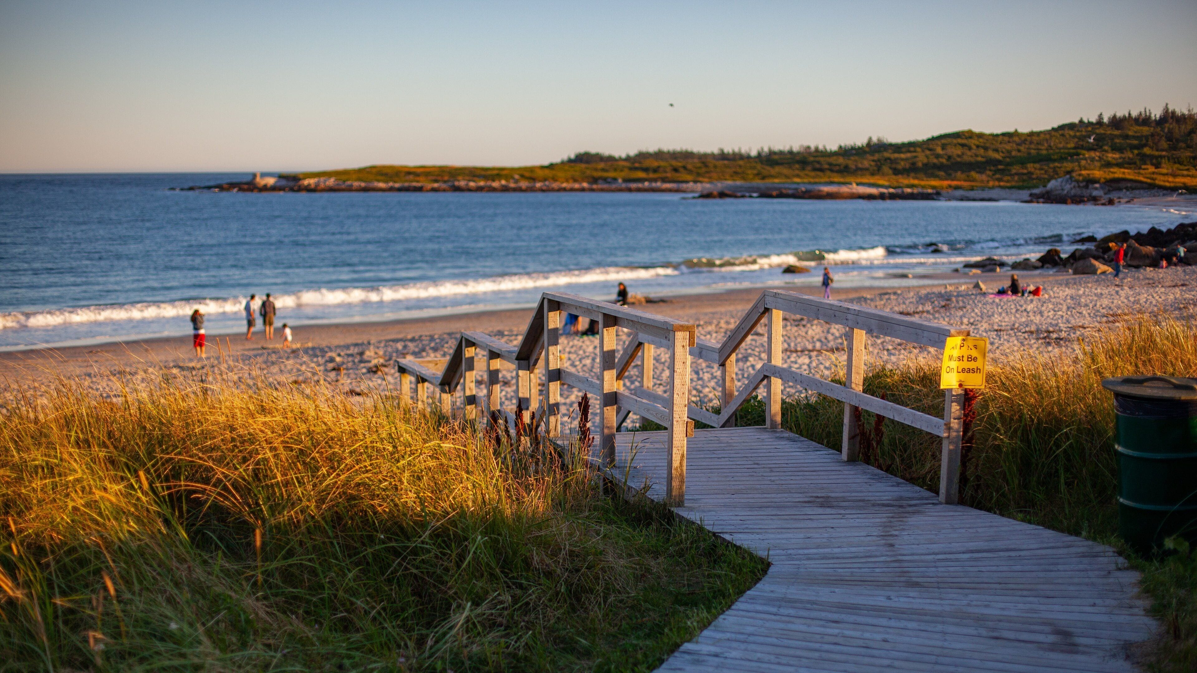Crystal Crescent Beach welches beinhaltet Sandstrand und allgemeine Küstenansicht