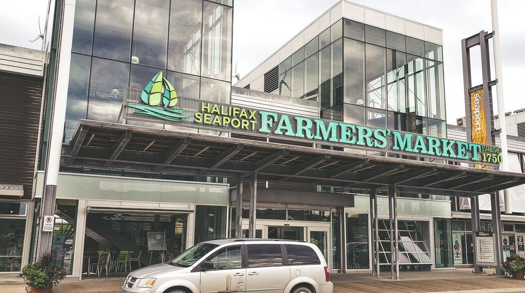 Since I was here during the week, I didn't get to see the full market as many vendors are closed Monday to Friday but apparently on weekends this place is buzzing. Free parking isn't available (or at least I couldn't find any) but will cost you up towards $10 to 15 depending on the length of stay. Some parking lot's offer flat fee day rates which is recommended if you plan on making the boardwalk a full day adventure.