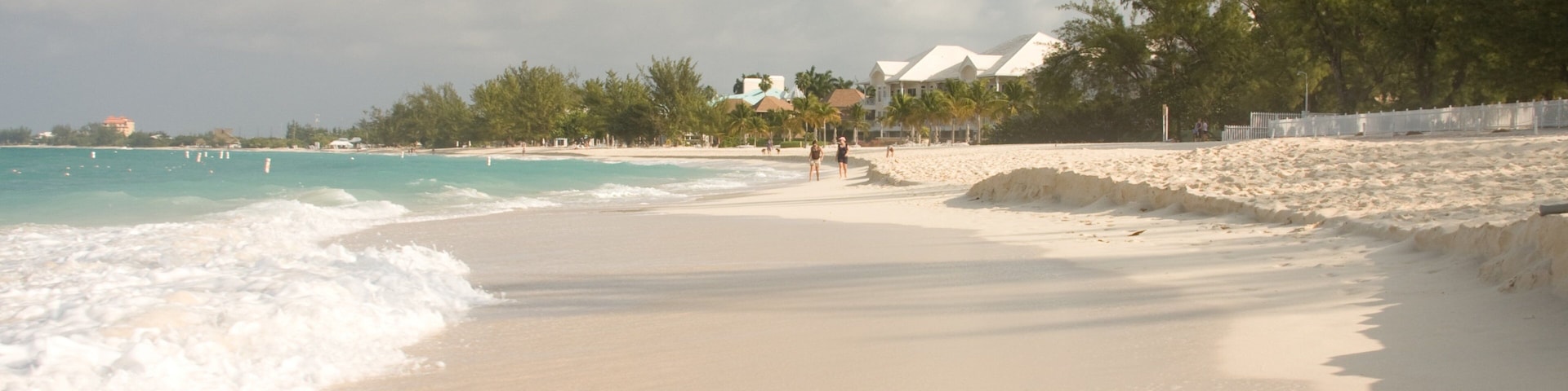 Gran Caimán que incluye una playa de arena