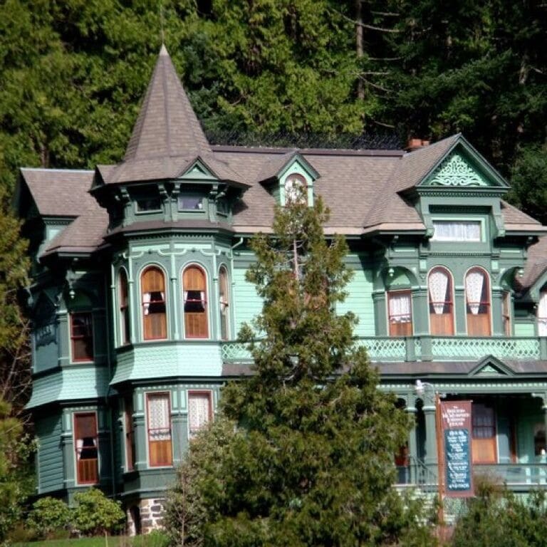 I was too late for a tour that day, but hopefully I'll get to stop by again someday. Self-guided tours are about $6 for adults. You can learn more about the house and upcoming events on their website and Facebook page.