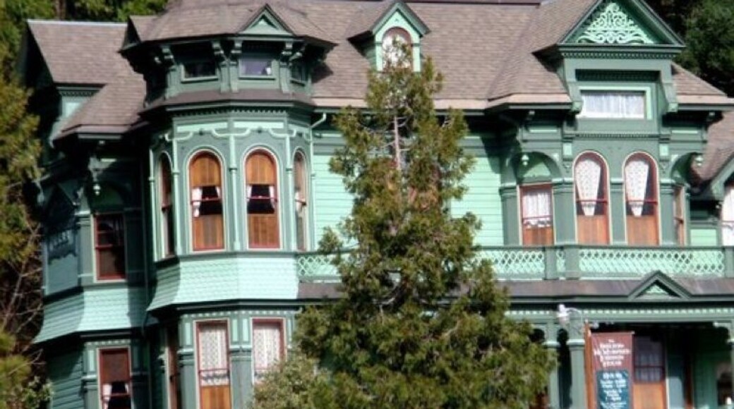 I was too late for a tour that day, but hopefully I'll get to stop by again someday. Self-guided tours are about $6 for adults. You can learn more about the house and upcoming events on their website and Facebook page.