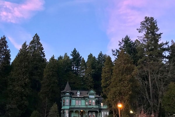 We spotted this mansion just after sunset after leaving the rose garden.