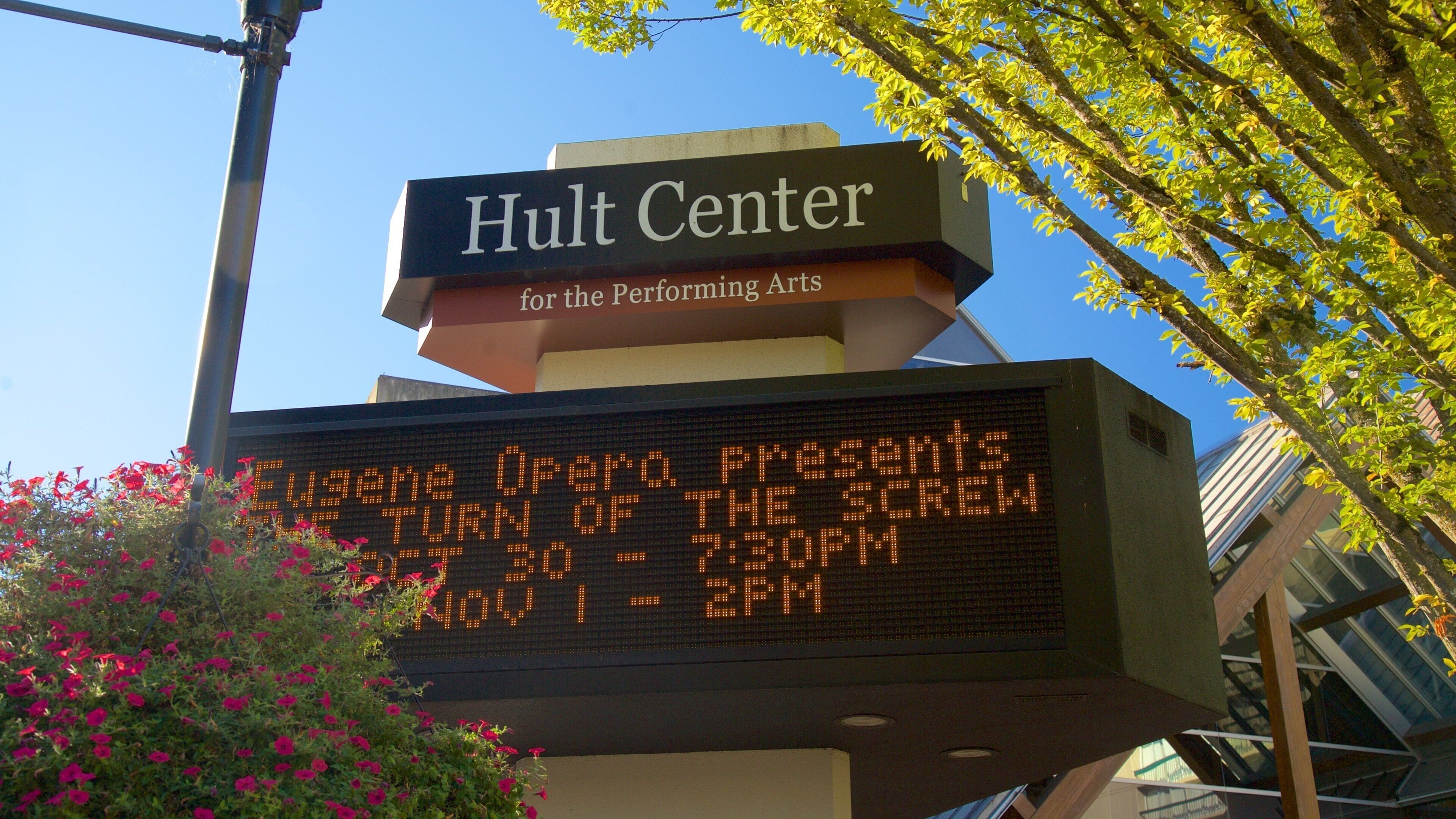 Un cartel del Centro Hult para las Artes Escénicas con una pantalla digital que anuncia un festival de cine.