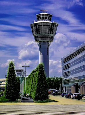 Uma torre de controle com um edifício moderno ao lado.