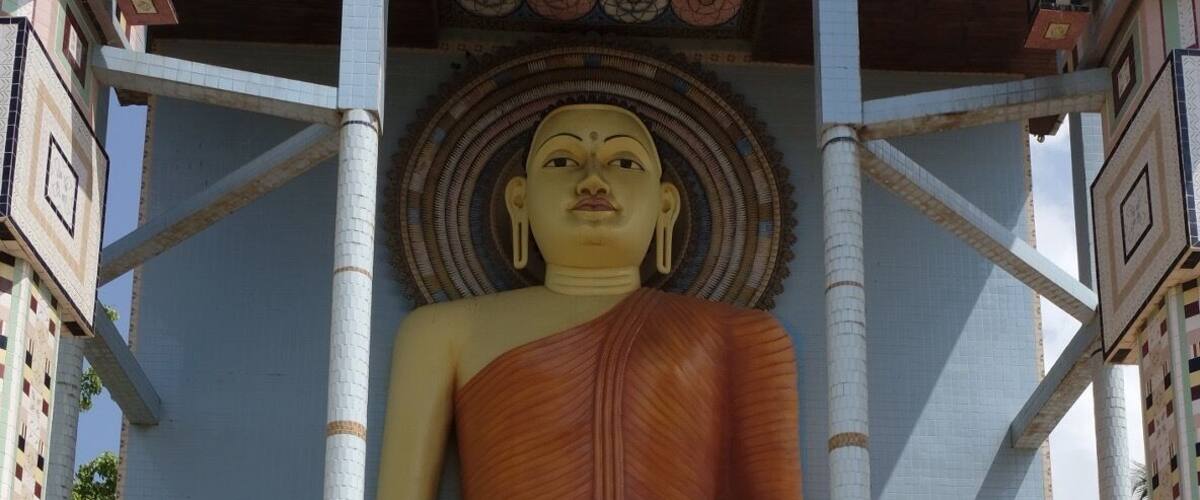 The Angurukaramulla Temple is a very cool place to visit if you're in Negombo. It's best known for its epic statue of the Buddha, and its dragon-entrance - inside you find detailed murals that date back centuries. There is also a 300+ year old ruin of a historic library here, covered in moss.
The Buddha statue out front is six meters tall. You walk through the dragon's mouth to enter the temple - the dragon is supposed to ward off evil spirits.
#LikeALocal