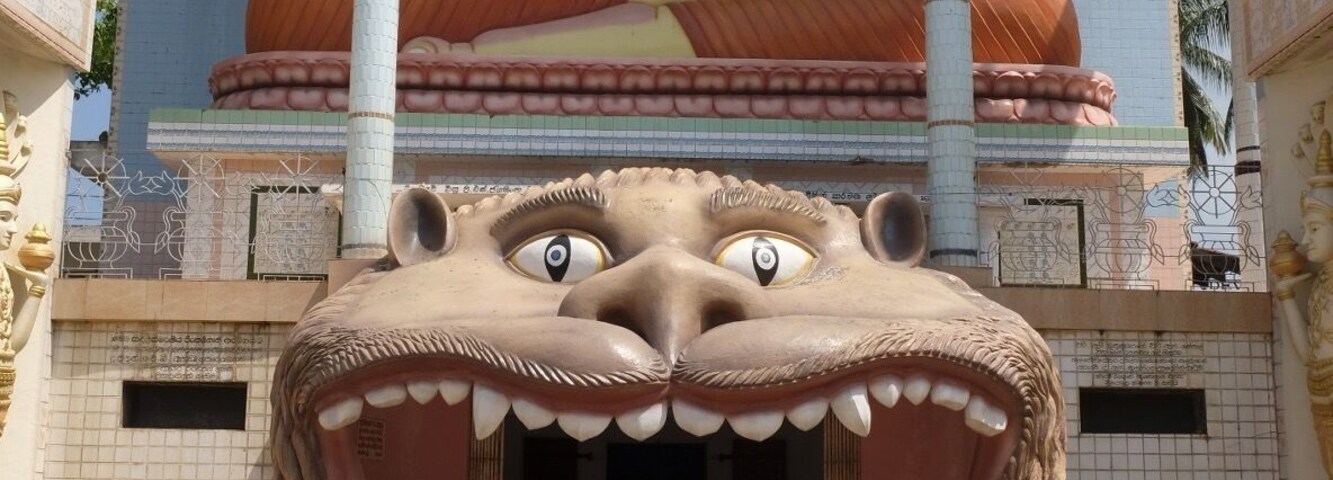 The Angurukaramulla Temple is a very cool place to visit if you're in Negombo. It's best known for its epic statue of the Buddha, and its dragon-entrance - inside you find detailed murals that date back centuries. There is also a 300+ year old ruin of a historic library here, covered in moss.
The Buddha statue out front is six meters tall. You walk through the dragon's mouth to enter the temple - the dragon is supposed to ward off evil spirits.
#LikeALocal