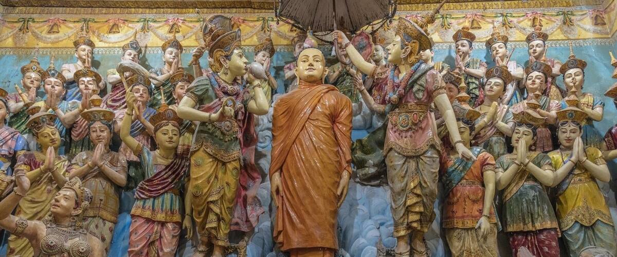 The Angurukaramulla Temple is a very cool place to visit if you're in Negombo. It's best known for its epic statue of the Buddha, and its dragon-entrance - inside you find detailed murals that date back centuries. There is also a 300+ year old ruin of a historic library here, covered in moss
#Details