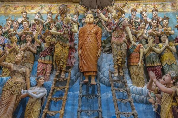 The Angurukaramulla Temple is a very cool place to visit if you're in Negombo. It's best known for its epic statue of the Buddha, and its dragon-entrance - inside you find detailed murals that date back centuries. There is also a 300+ year old ruin of a historic library here, covered in moss
#Details