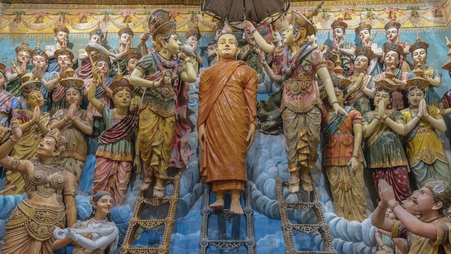 The Angurukaramulla Temple is a very cool place to visit if you're in Negombo. It's best known for its epic statue of the Buddha, and its dragon-entrance - inside you find detailed murals that date back centuries. There is also a 300+ year old ruin of a historic library here, covered in moss
#Details