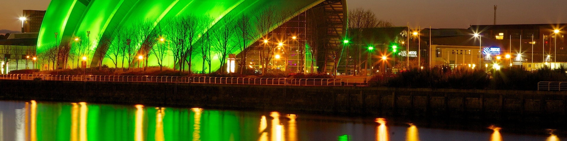 Glasgow som visar nattliv, kustutsikter och modern arkitektur