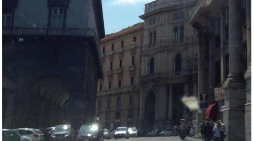 Sulla destra vi è il più vecchio teatro d'Italia (San Carlo)