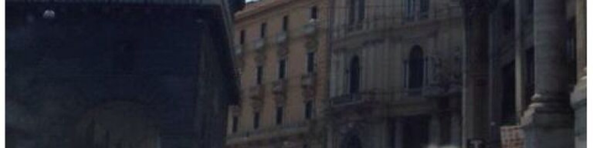 Sulla destra vi è il più vecchio teatro d'Italia (San Carlo)