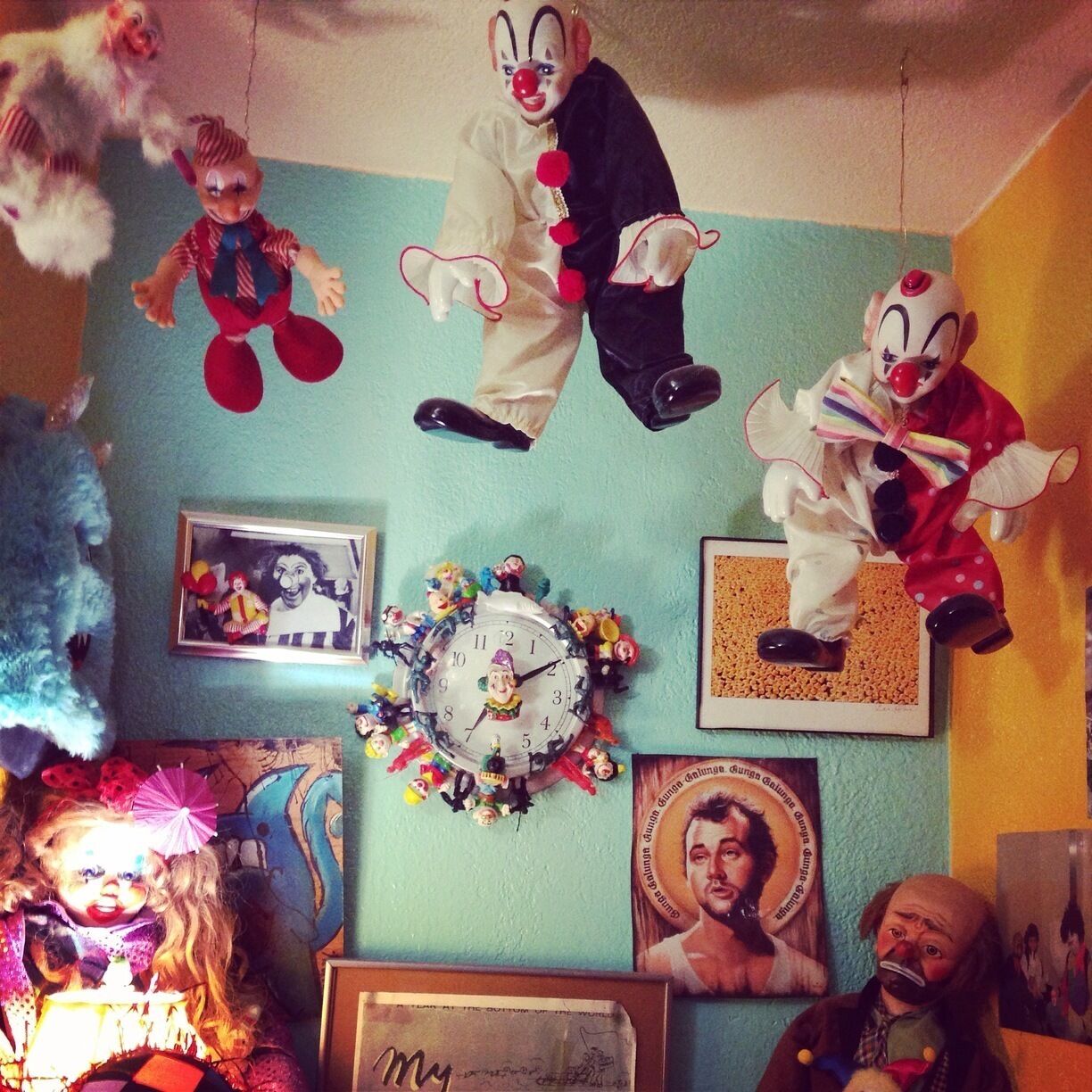 Not only does this place have great food, it also has the most frighteningly awesome clown collection ever seen in a bathroom.