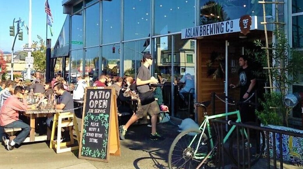 Bellingham, WA 30/9/16 bright and airy taproom / patio