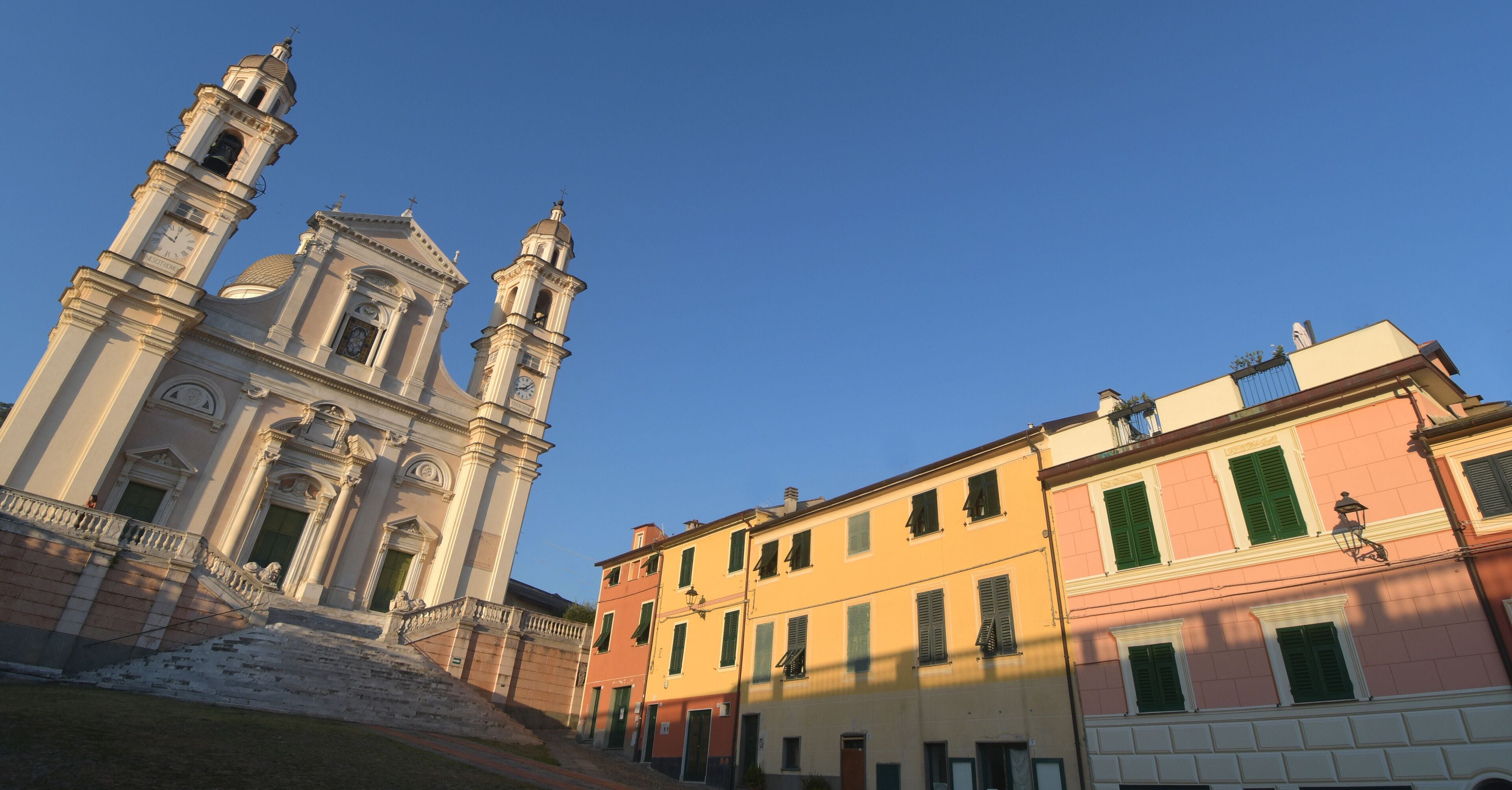 The Basilica of Santo Stefano in Lavagna is a masterpiece of marble, balustrades, stairways, churchyards and lions among the colorful gloomy houses of Piazza Marconi
