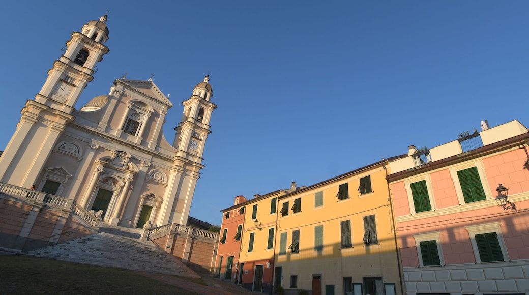 The Basilica of Santo Stefano in Lavagna is a masterpiece of marble, balustrades, stairways, churchyards and lions among the colorful gloomy houses of Piazza Marconi