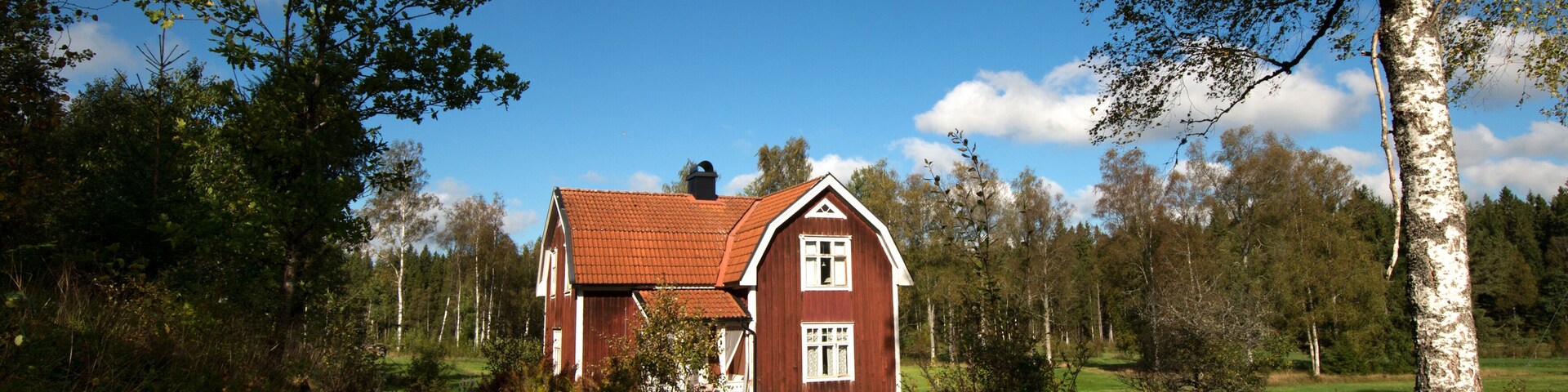 typisches rotes Holzhaus in Schweden Skandinavien