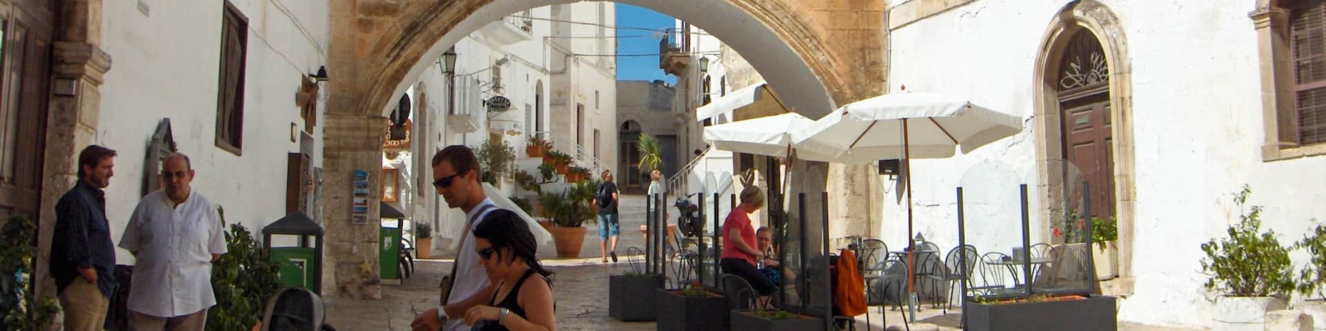 Lecce featuring street scenes and heritage elements as well as a small group of people