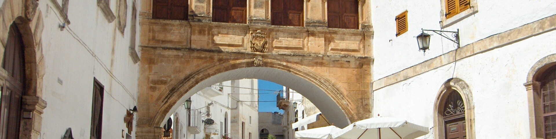 Lecce featuring street scenes and heritage elements as well as a small group of people