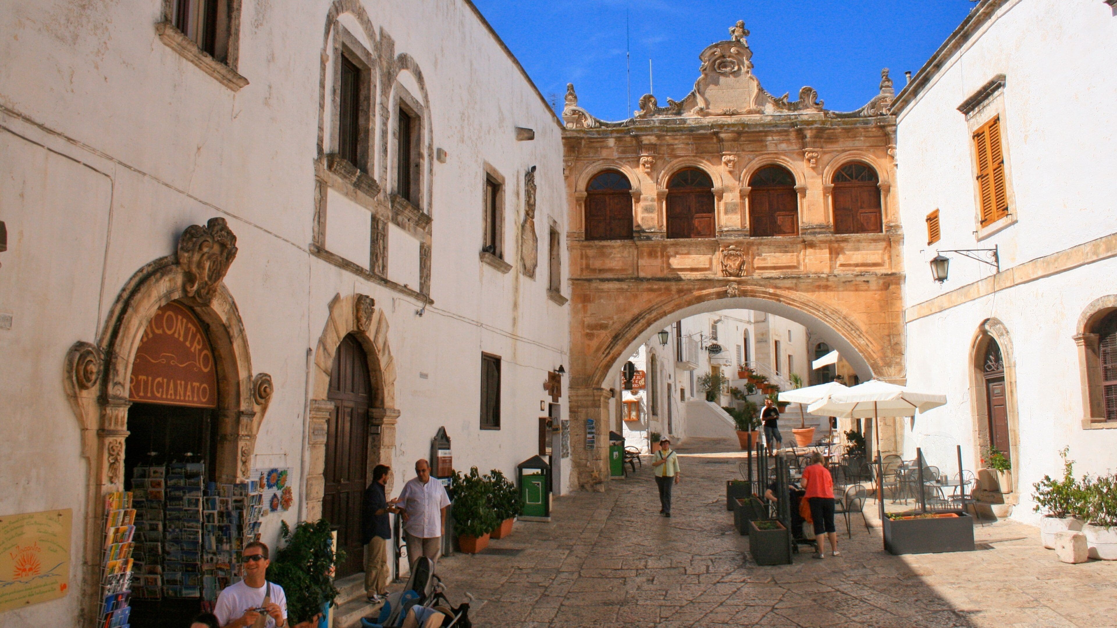 Lecce showing street scenes, heritage architecture and a city