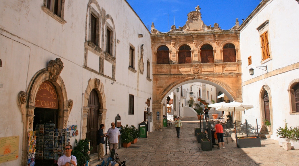 Lecce showing street scenes, heritage architecture and a city