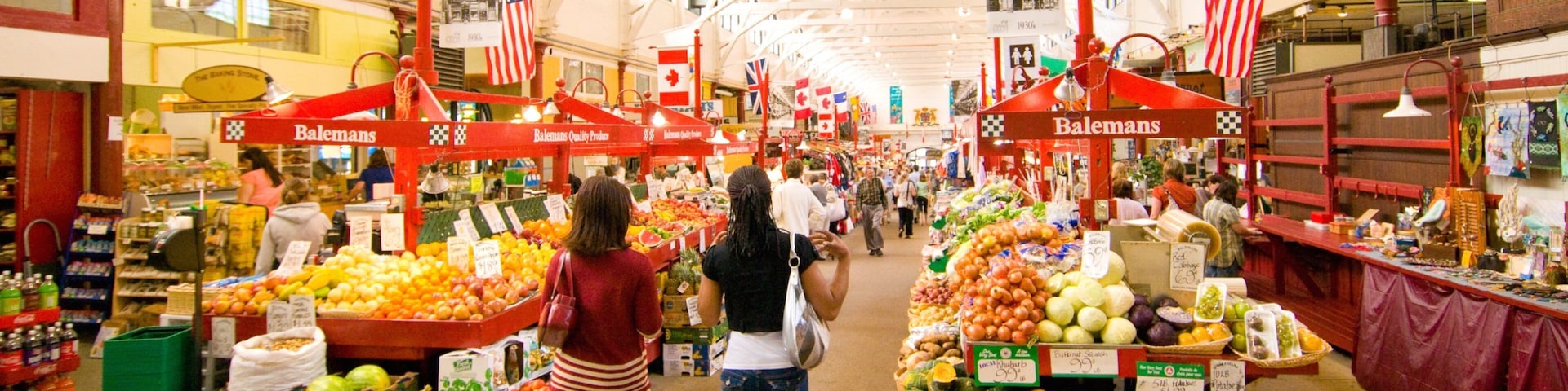 Saint John que incluye mercados y vista interna y también un pequeño grupo de personas