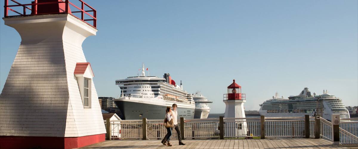 Saint John caracterizando uma marina e cruzeiro assim como um casal