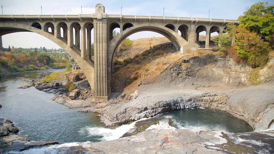 Un pont de pedra amb diverses voltes que travessa un riu.