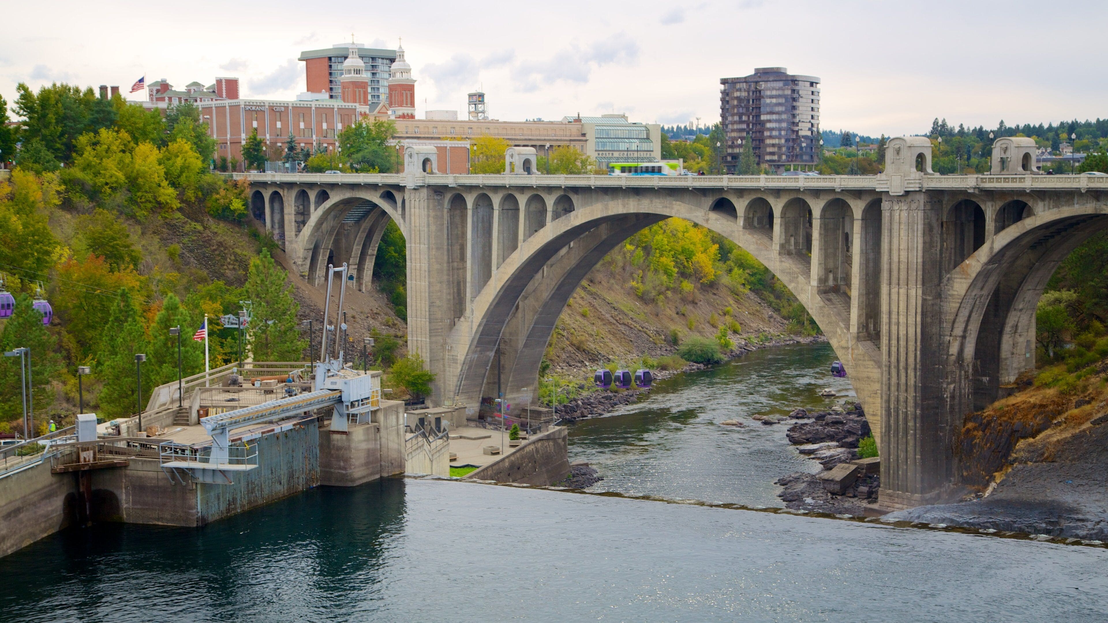 Spokane mostrando un puente y un río o arroyo