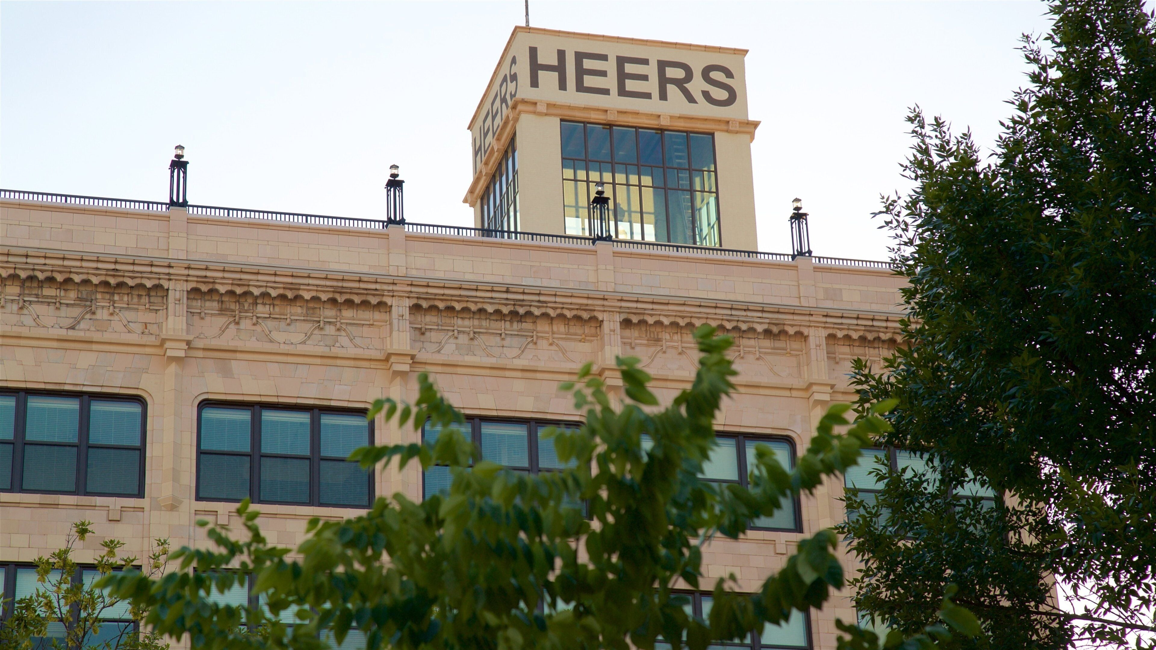 A building with the sign "HEERS" on top.