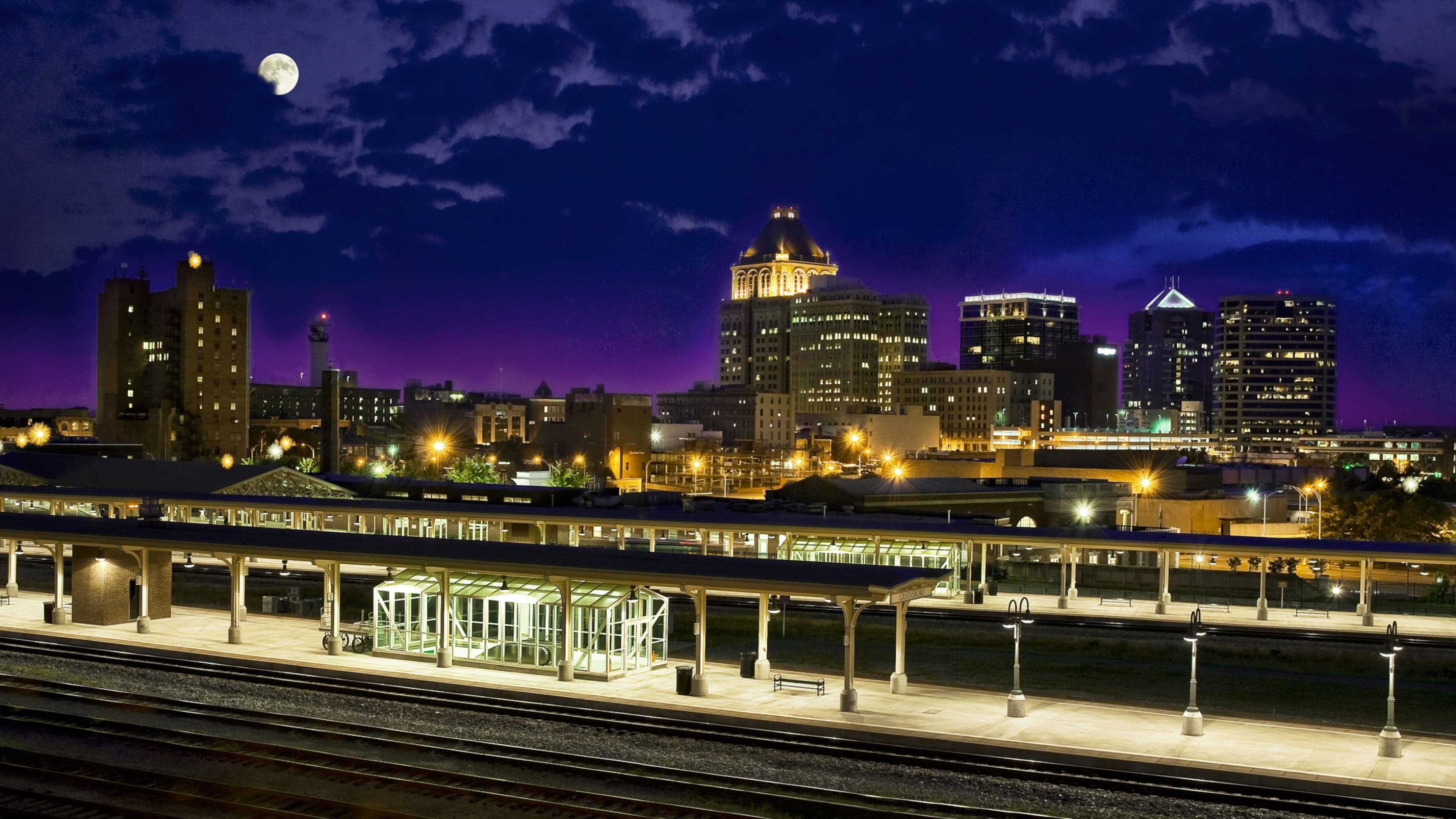 Greensboro mettant en vedette articles ferroviaires, scènes de nuit et silhouettes urbaines