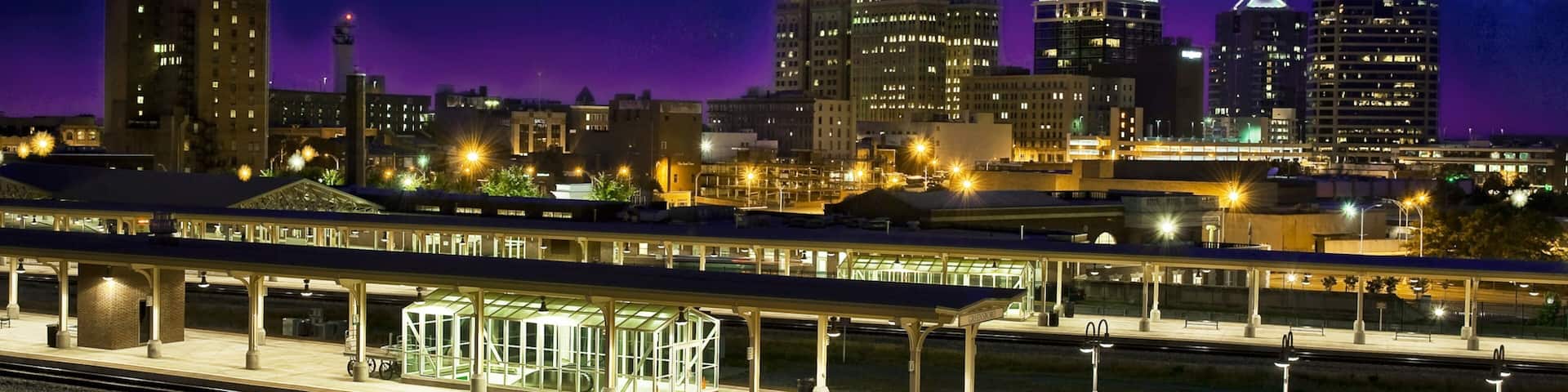 Greensboro caracterizando linha do horizonte, uma cidade e cenas noturnas