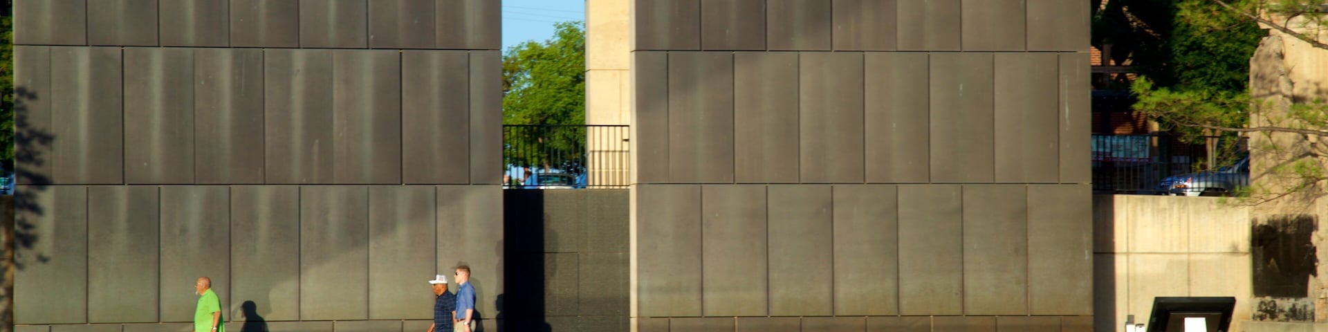 ์คํด๋ผํธ๋ง ์ํฐ ๊ตญ๋ฆฝ ๊ธฐ๋
๋น ๋ฐ ๋ฐ๋ฌผ๊ด ์ ๋ณด์ฌ์ฃผ๋ ๊ฑฐ๋ฆฌ ํ๊ฒฝ, ์ฐ๋ชป ๊ณผ ํ๋์ ๊ฑด์ถ