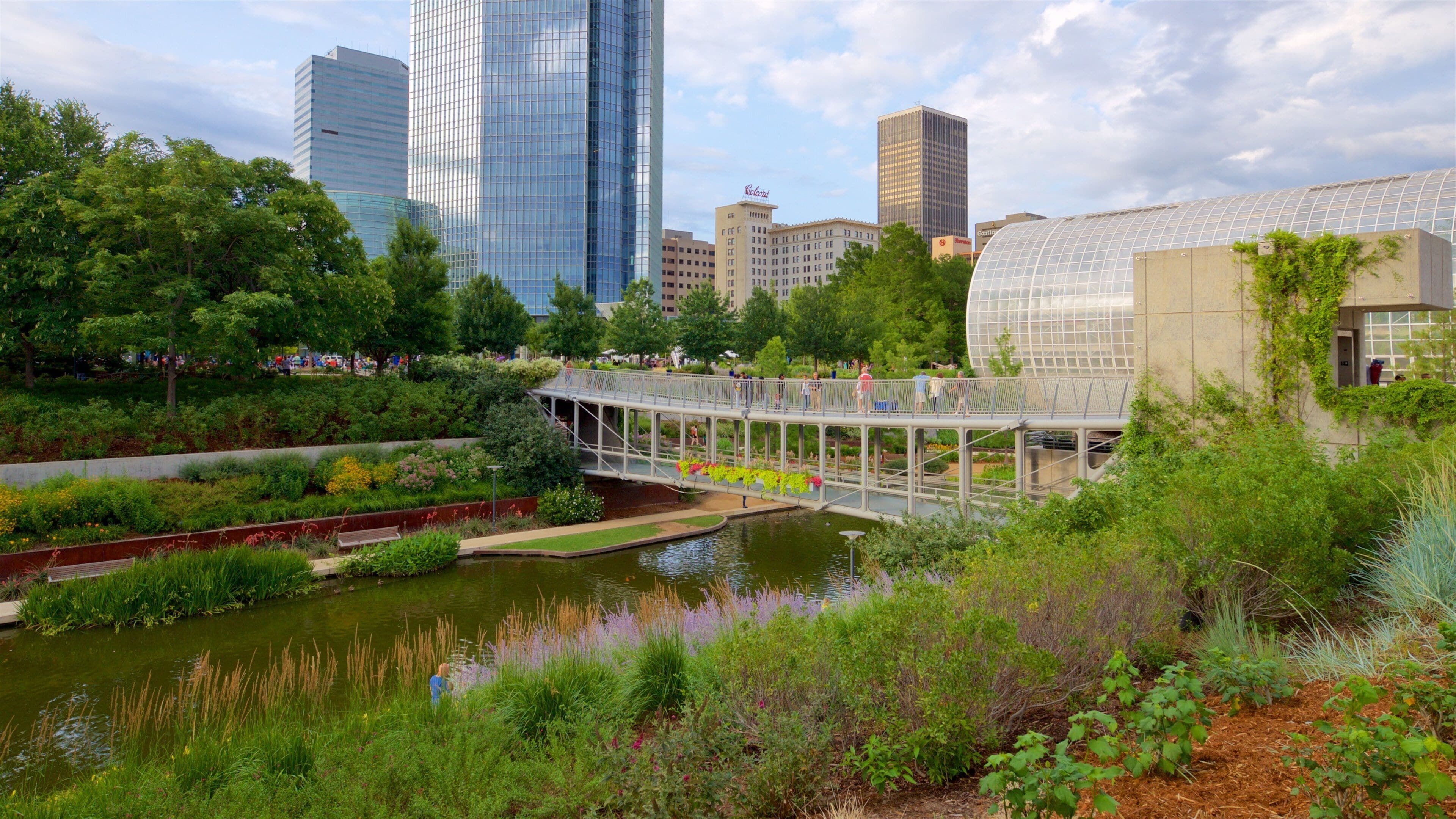 Oklahoma City som viser elv eller bekk, skyskraper og bro