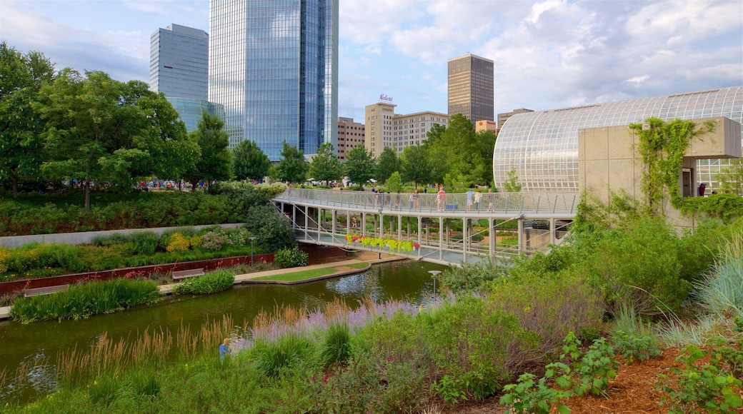 Oklahoma City som viser elv eller bekk, skyskraper og bro