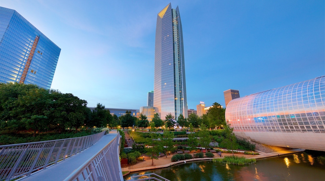Oklahoma City som inkluderer blokk, solnedgang og elv eller bekk