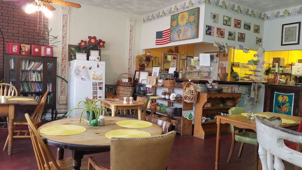 Eclectic little vegan and GF cafe. Good food.