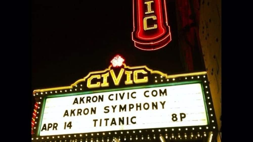 Une enseigne de théâtre indiquant le nom « CIVIC » et des informations sur un événement : « AKRON CIVIC COM », « AKRON SYMPHONY », « 14 avril », « TITANIC », « 20 h ».