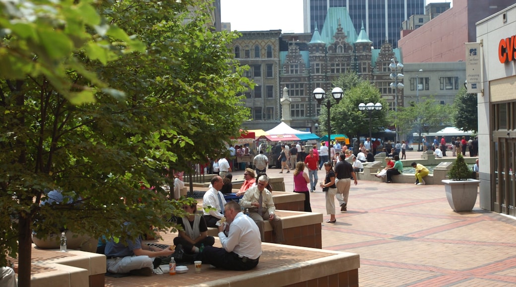 Dayton som visar ett torg, en stad och al fresco-restauranger