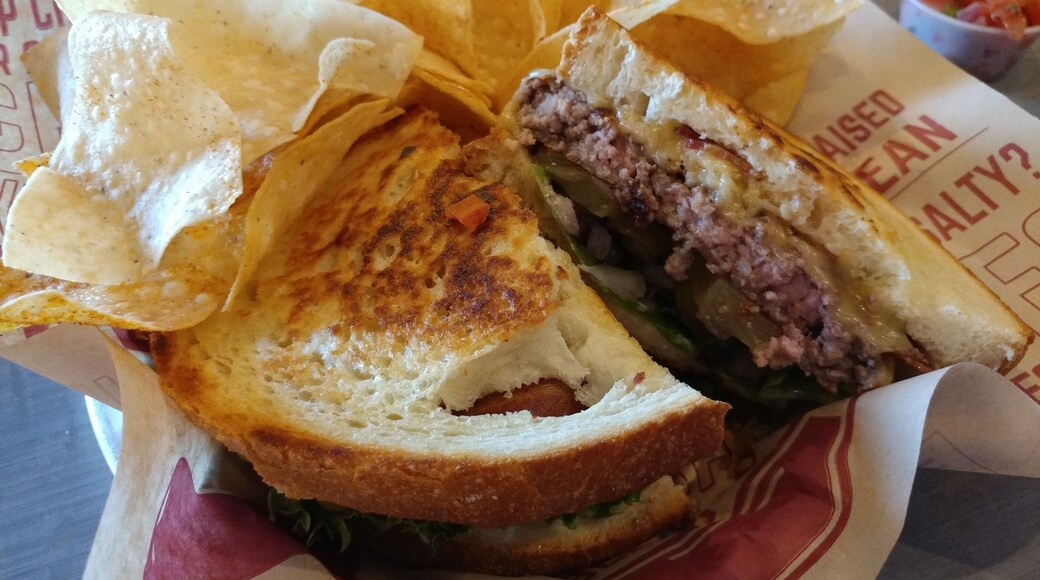 2018 burger no.19
Build your own burger on sourdough with bacon, smoked gouda, green olives, red onions, pineapple and mayo.