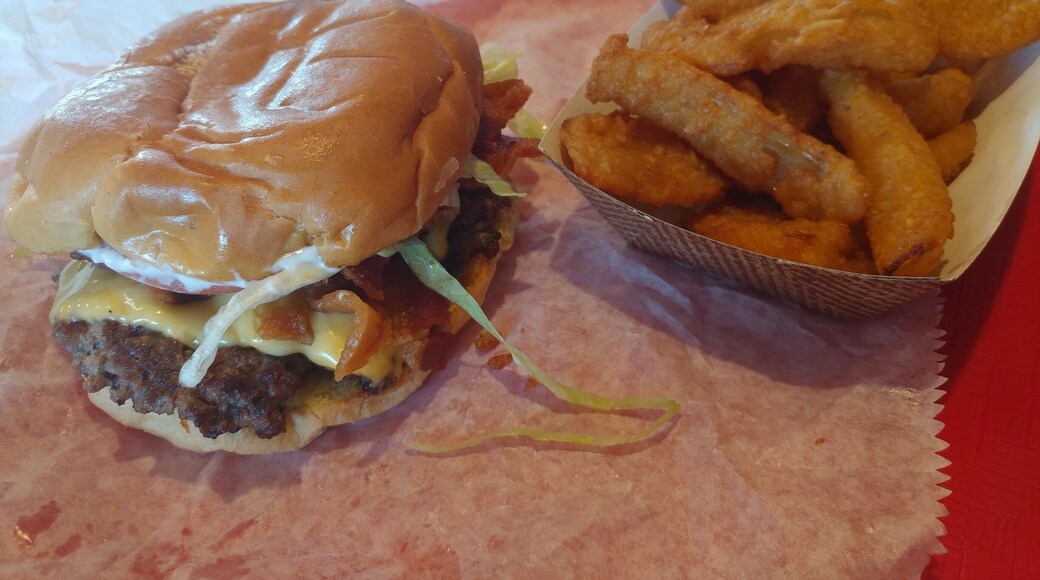 2018 burger no.5
A bacon cheeseburger and onion chips from Benjamin's the Burger Master in Dayton.