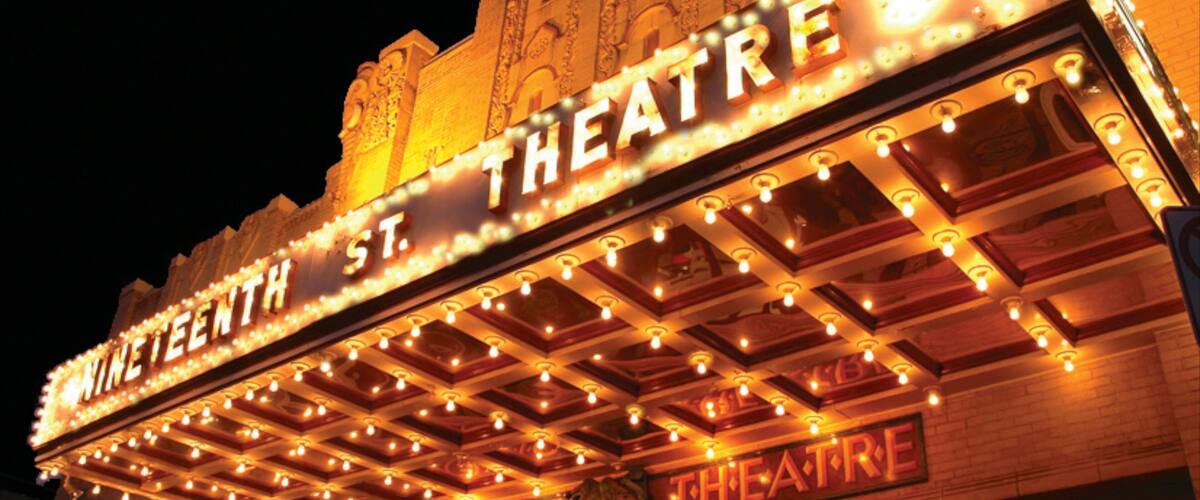 Allentown có tính năng cảnh đêm, nhà hát và biển hiệu