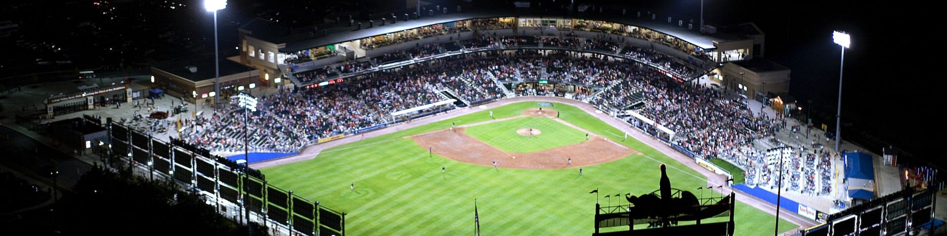 Allentown som inkluderar ett idrottsevenemang och nattliv