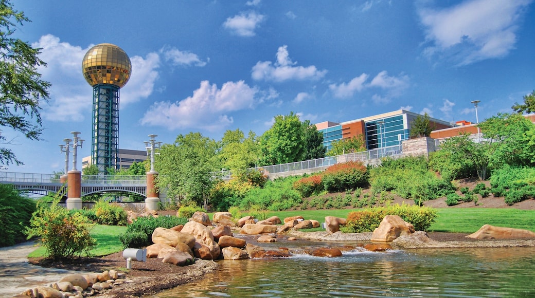Knoxville som inkluderer dam, park og moderne arkitektur