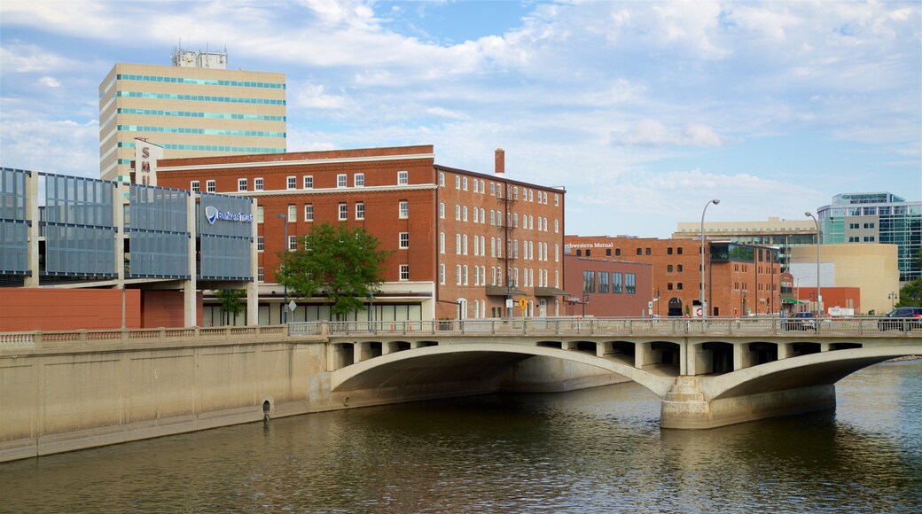 Cedar Rapids - Iowa City que incluye una ciudad, un puente y un río o arroyo