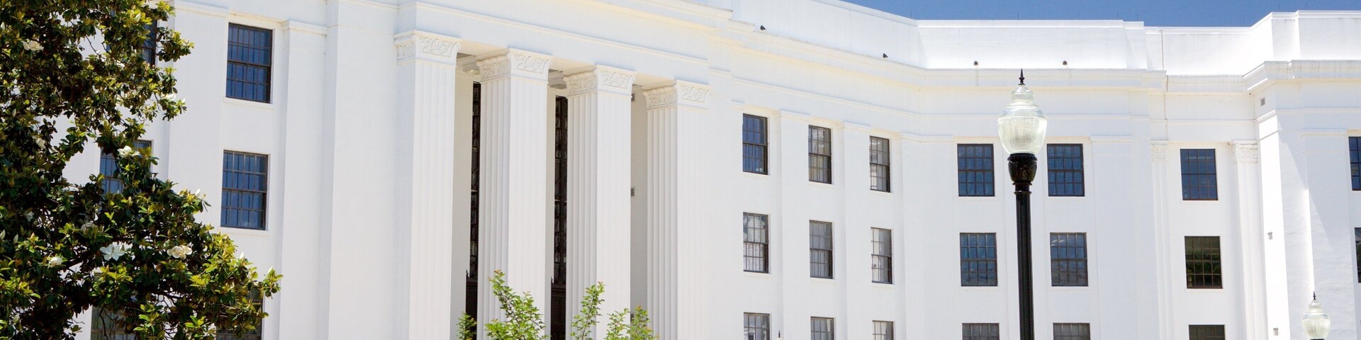 Un edificio blanco con columnas y la inscripción 'State of Alabama'.