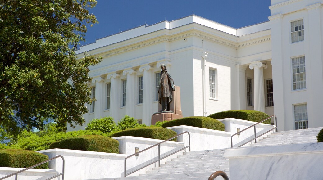 Montgomery som inkluderer statue eller skulptur og historisk arkitektur