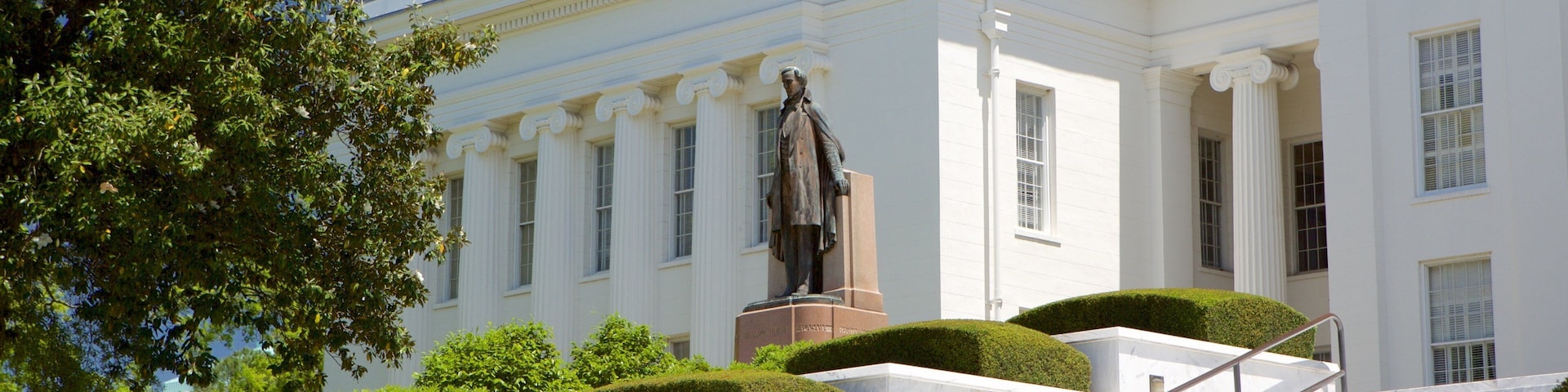 Montgomery som visar en staty eller skulptur och historisk arkitektur