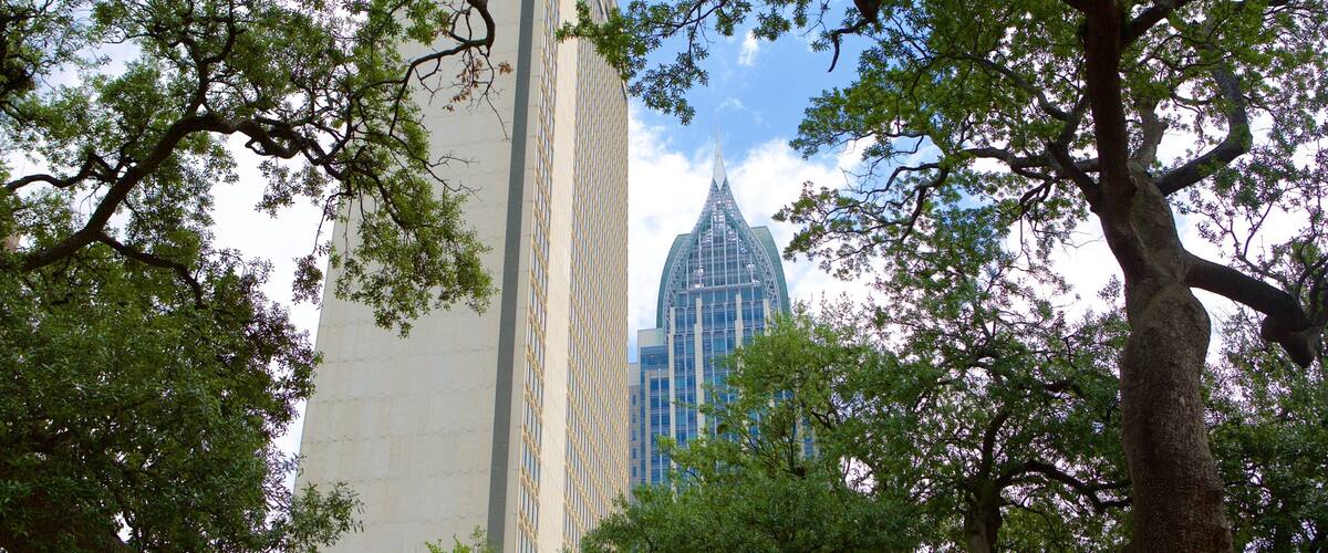 Mobile ofreciendo un rascacielos y jardín